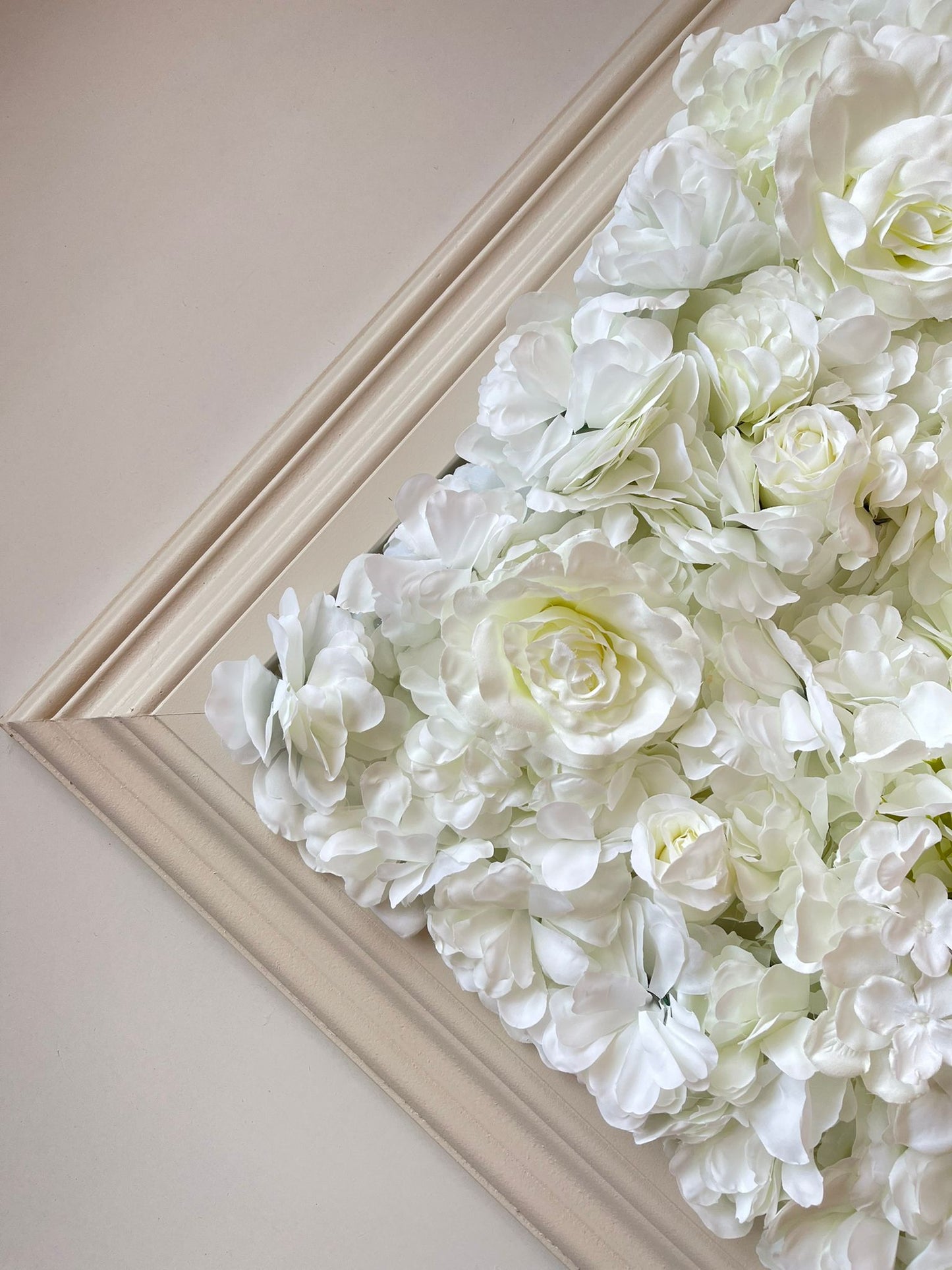 Bloemetje aan de wand witte bloemencombinatie